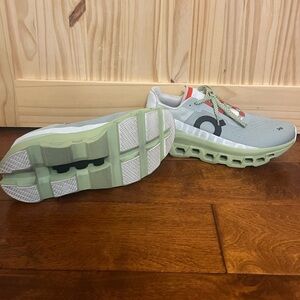 On Cloud Monster Women’s 11 (Men’s 9.5)